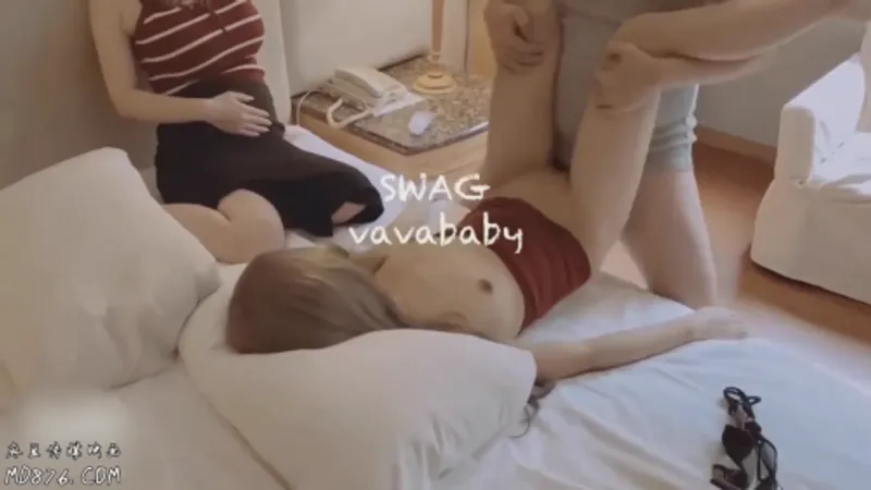Em đang public móc cho chồng xem thì có anh da đen ngồi cạnh quay tay cứ đòi vét máng